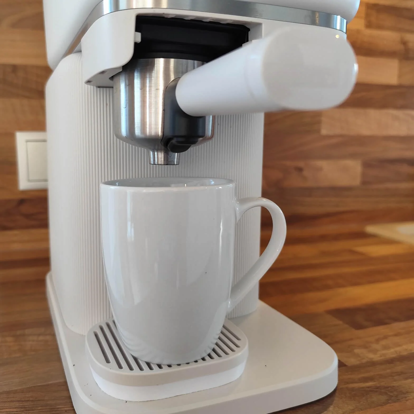 Niska tacka ociekowa do ekspresu do kawy Philips Barista nadaje się do większych filiżanek i kubków (czarny)
