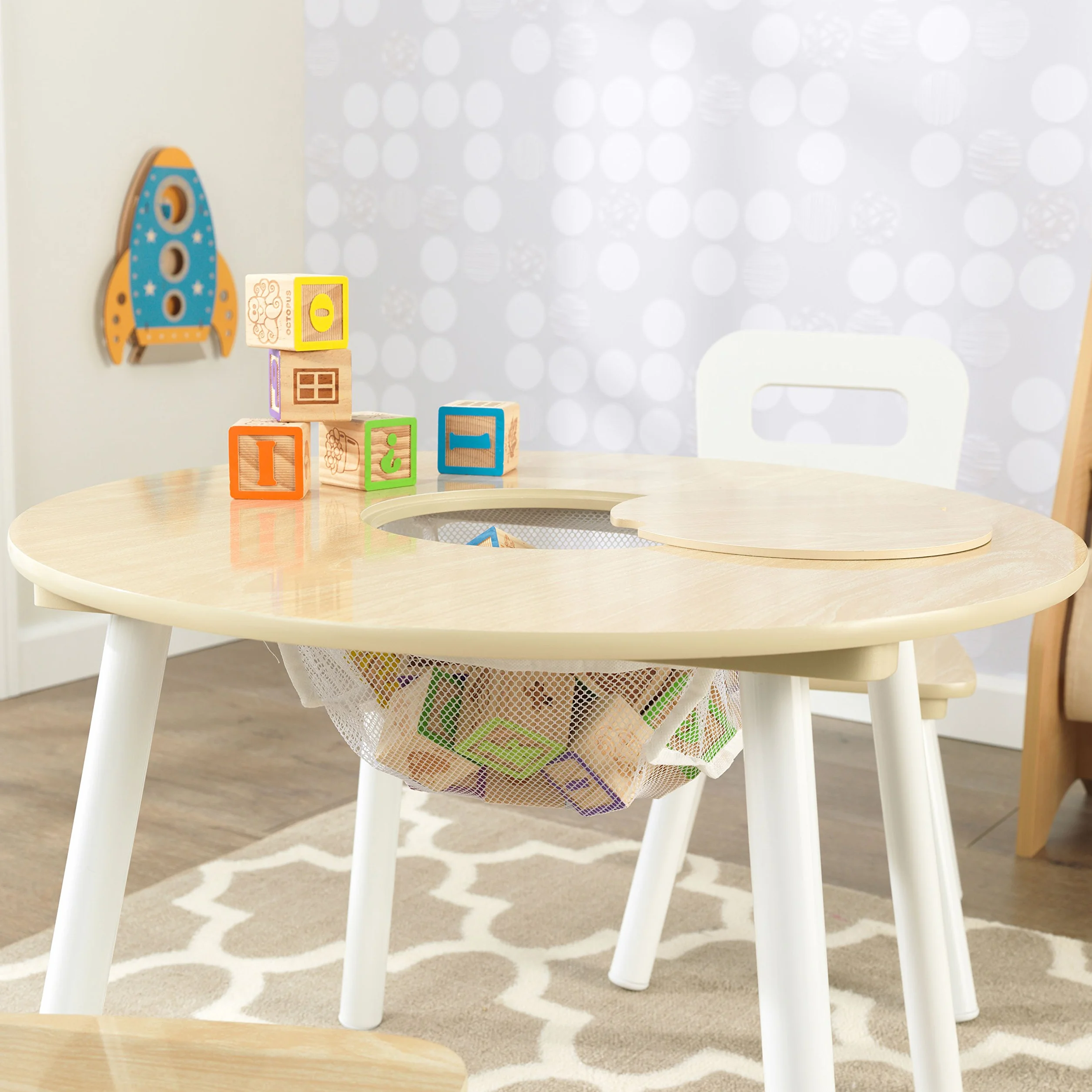 KidKraft drewniany okrągły stół z 2 krzesłami i schowkiem naturalny biały
