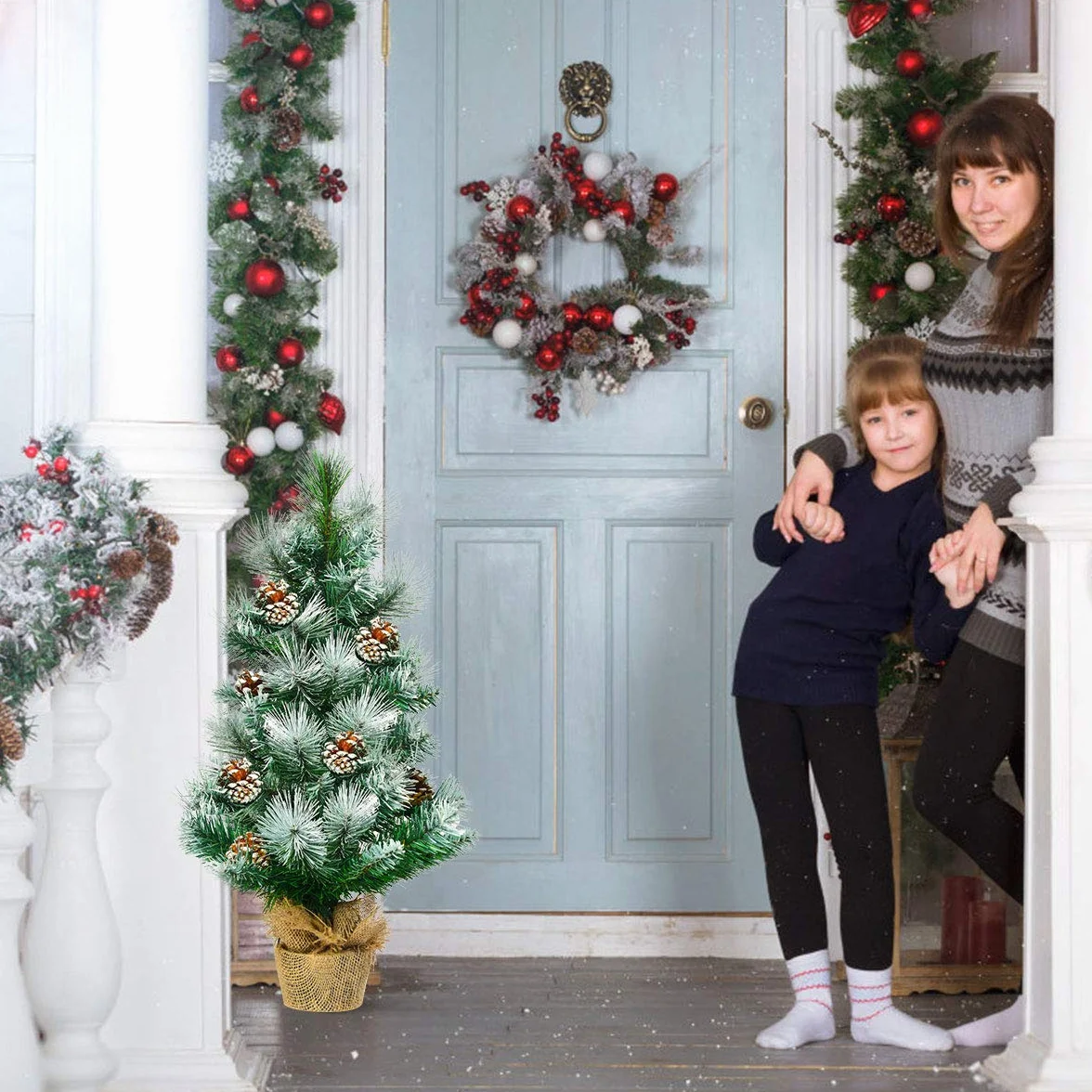 COSTWAY Sztuczna mini choinka 60 cm, stół z podstawą cementową, śnieżna choinka z szyszkami sosnowymi, sztuczne drzewko bożonarodzeniowe, 34 gałązki igieł PCW, zielona