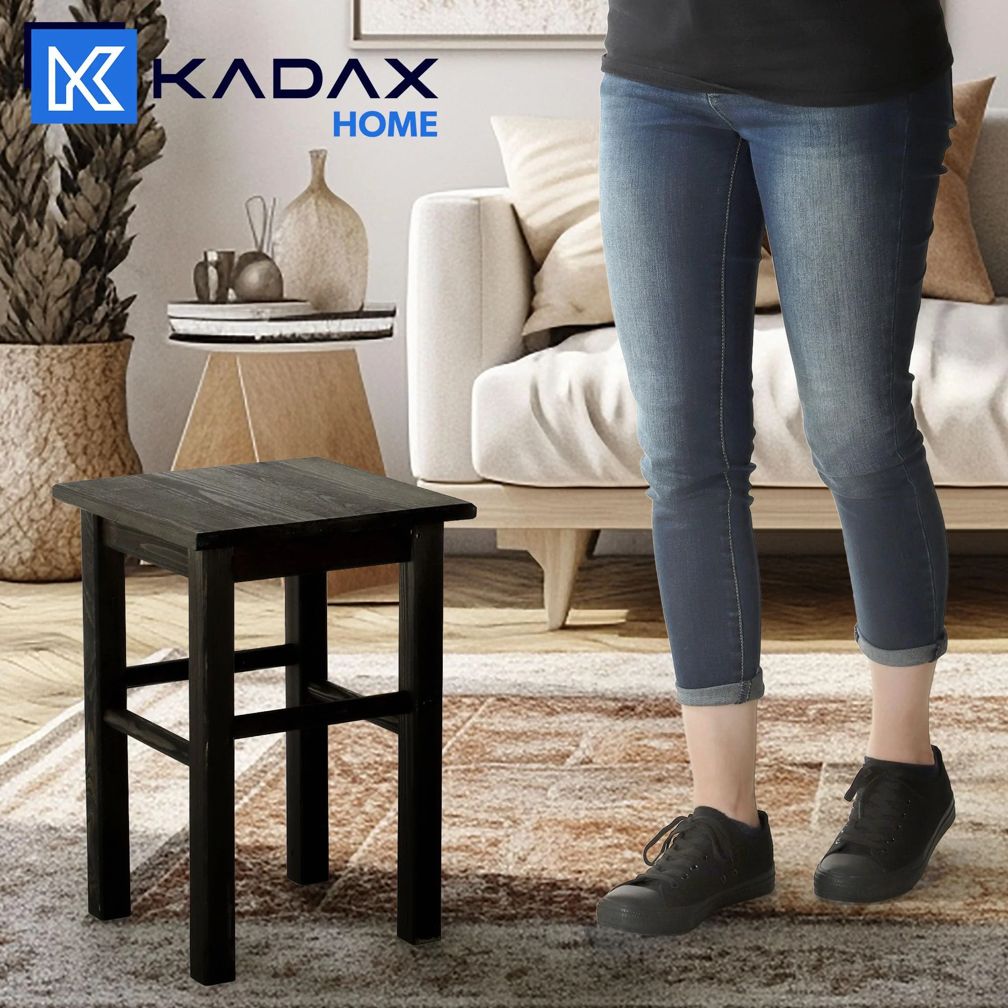 KADAX Taboret drewniany z naturalnego drewna sosnowego, solidny stołek do siedzenia i jako podnóżek lub pomocniczy schodek w domu, kuchni i warsztacie, kwadratowy, kolor czarny