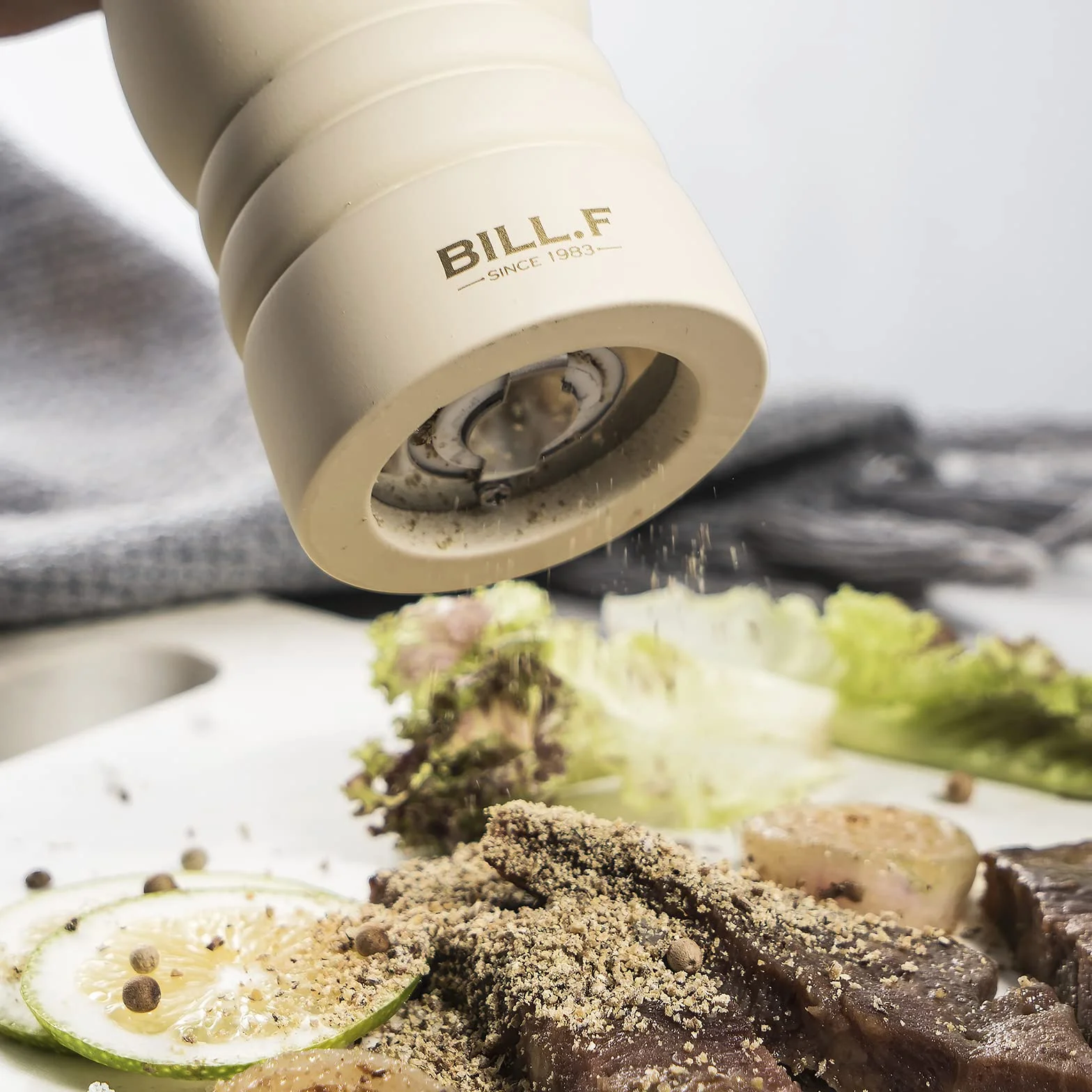 Bill.F Zestaw młynków do soli i pieprzu, drewniany zestaw młynków do pieprzu, zestaw 2 ręcznych młynków do soli i pieprzu z funkcją solniczki, do wielokrotnego napełniania, 17,8 cm, z regulowanym