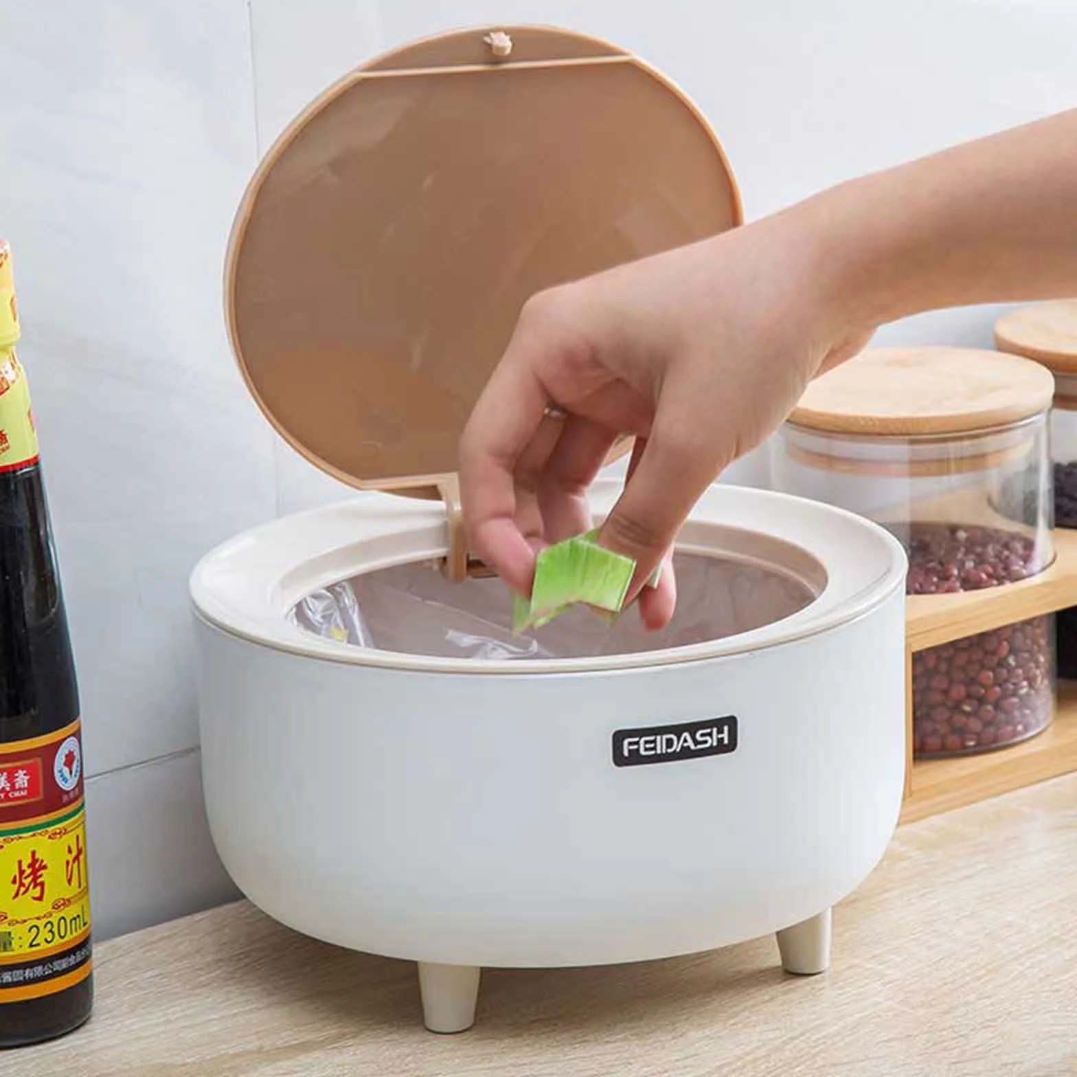 Stołowy kosz na śmieci z otwieraną pokrywką, stołowy, o wyglądzie drewna, 2 l, kompaktowy design, mini kosz na kosmetyki, plastikowy kosz na śmieci do umywalki, 20 x 11 x 13 cm