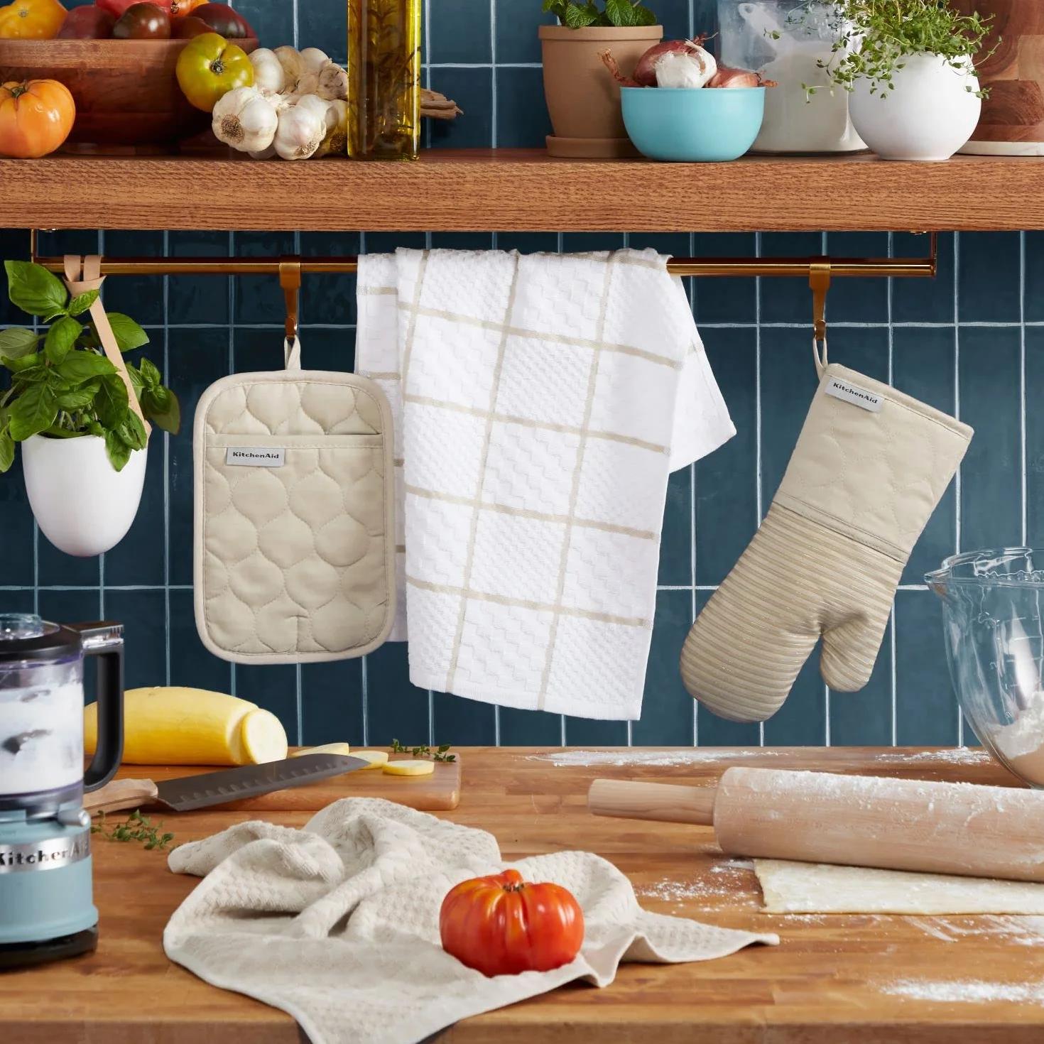 KitchenAid Pikowana rękawica do piekarnika z bawełny frotte, uchwyt na garnek, ręcznik kuchenny, zestaw 4 sztuk, silikonowy uchwyt, 41 x 66 cm, 18 x 33 cm i 18 x 25 cm, kremowe (Milkshake)