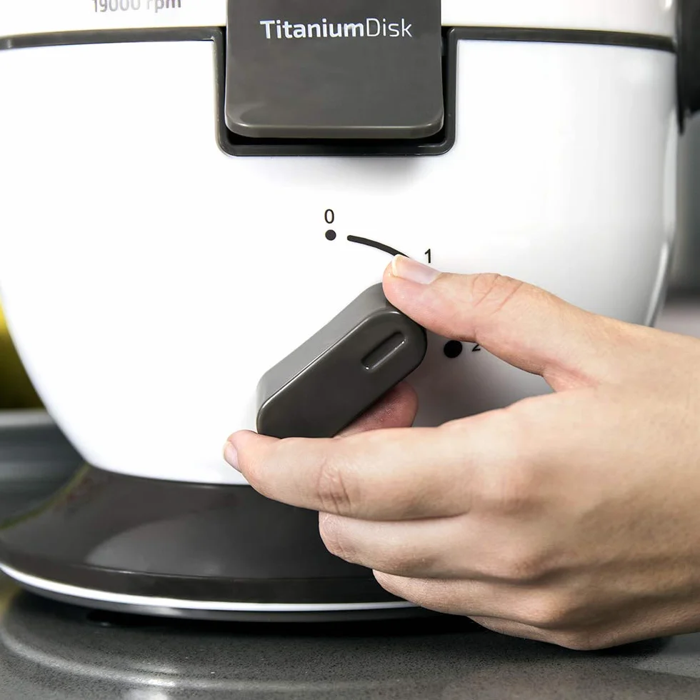 Cecotec Blender do owoców i warzyw StrongTitanium 19000. Moc 650W, prędkość 19000 obr/min, powłoka tytanowa na dysku, kanał wejściowy XL, kolor biały