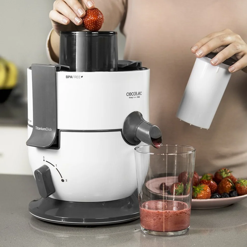 Cecotec Blender do owoców i warzyw StrongTitanium 19000. Moc 650W, prędkość 19000 obr/min, powłoka tytanowa na dysku, kanał wejściowy XL, kolor biały