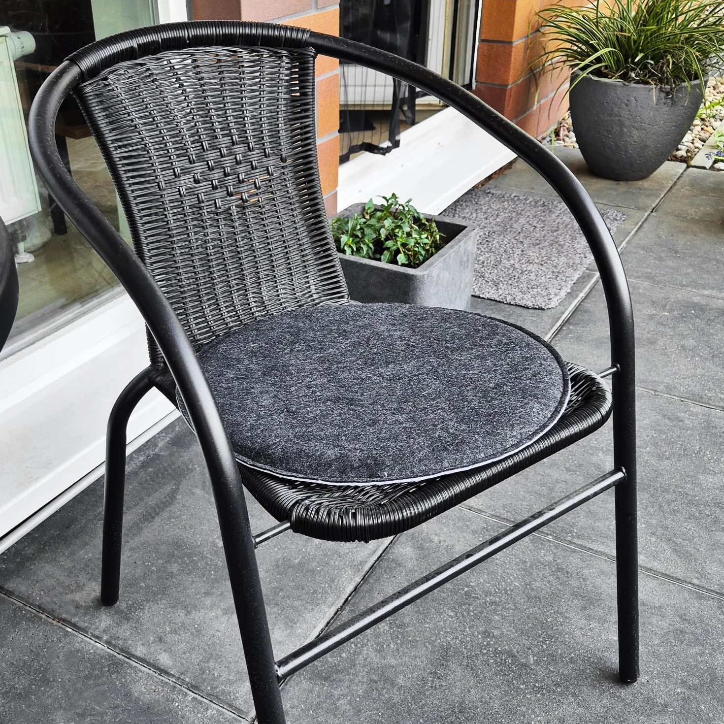 COM-FOUR® 4x poduszki do siedzenia wykonane z filcu - wyscielane poduszki na krzesla - okragla podkladka do siedzenia do jadalni, ogrodu, balkonu - antyposlizgowy spód z antyposlizgiem