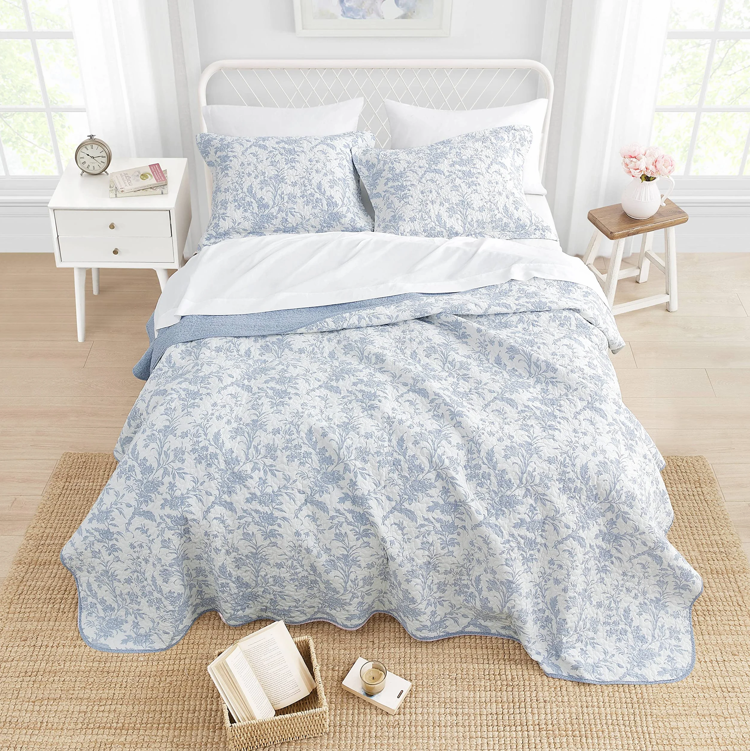 Laura Ashley Komplet pościeli z narzutą rozmiar King, bawełniany dwustronny zestaw pościeli z dodatkową poszewką na poduszkę, całoroczny wystrój domu, niebieski Amberley