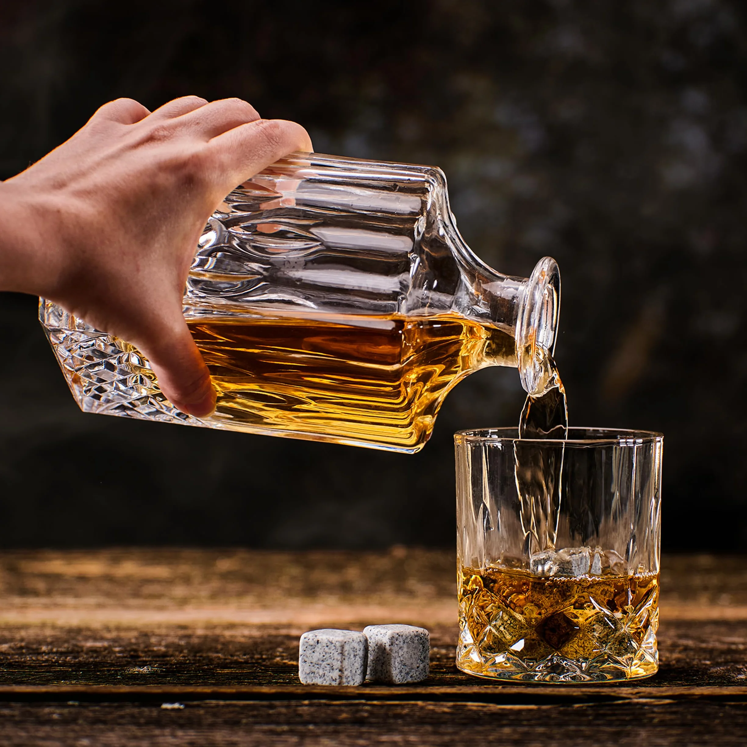 WHISISKEY Zestaw Szklanki do Whisky - Zestaw Prezentowy Whisky - Szklanek do Whiskey - Prezenty dla Mężczyzn - Pudełko Prezentowe, 4 Szklanki na Whisky 310ML, Akcesoria