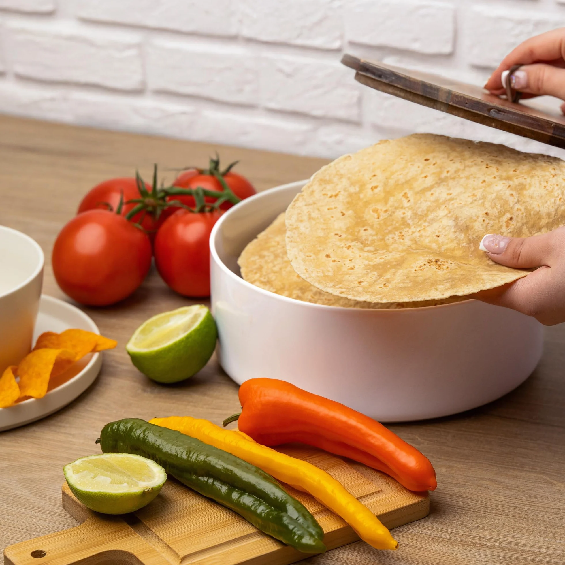 Tortillada – Podgrzewacz do tortilli ceramiczny z pokrywką 23,5 cm, podgrzewacz do chleba, naleśników, uchwyt na tortillę z pokrywką – Można używać w kuchence mikrofalowej