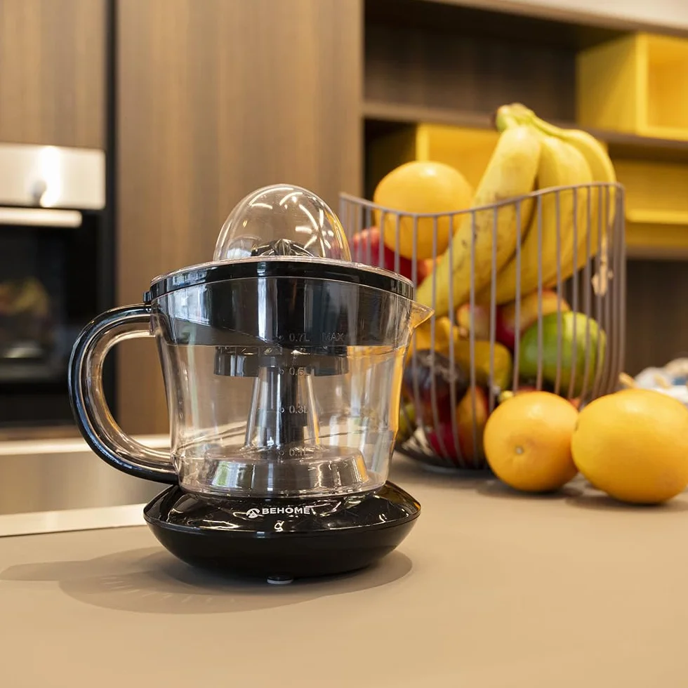 Behome Elektryczna wyciskarka do cytrusów, mała pojemność 700 ml, z tworzywa sztucznego, dwukierunkowy ruch, podwójny stożek, karafka z podziałką, czarna