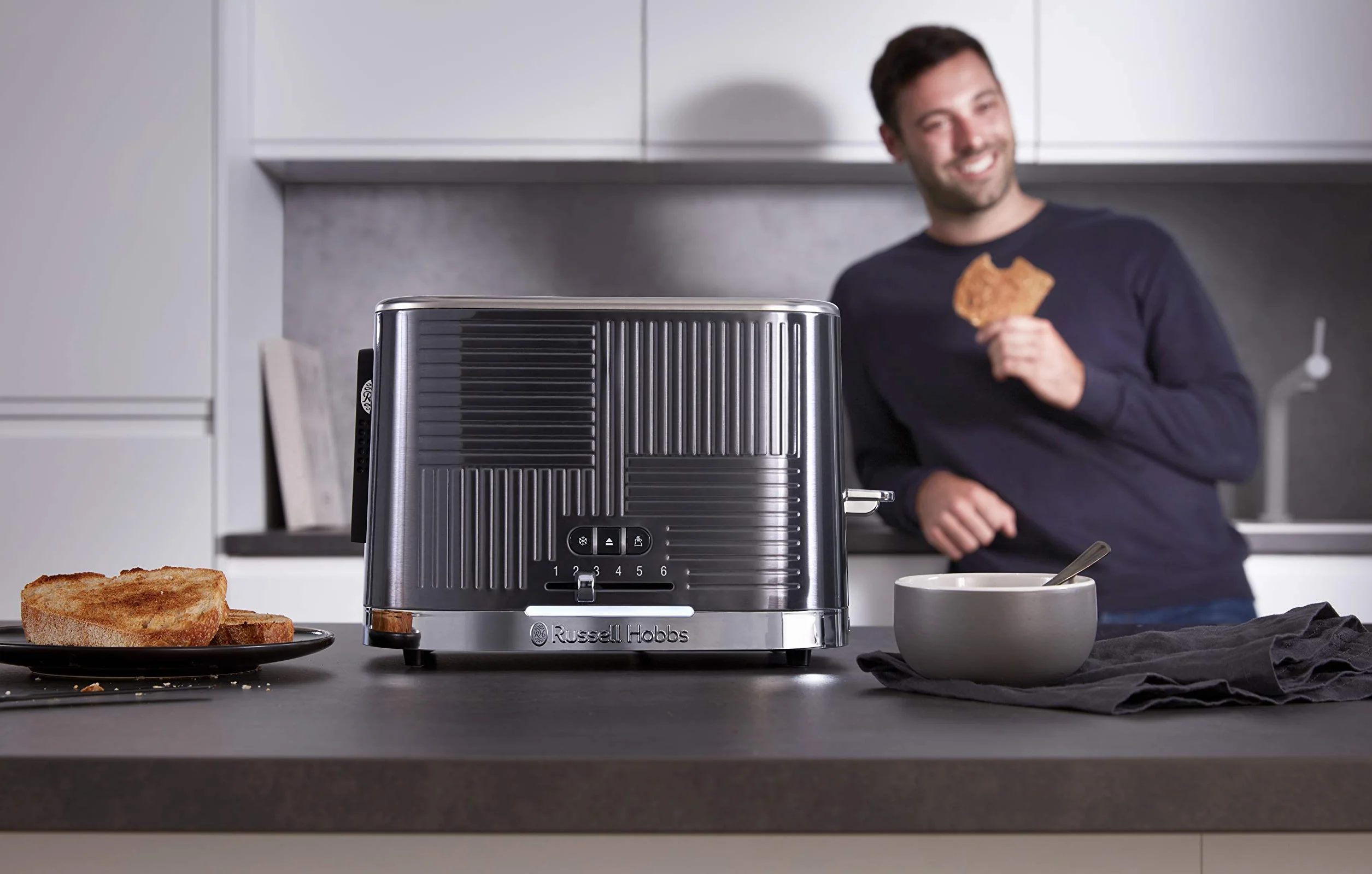 Russell Hobbs Chleb Grid [Dla 2 plasterków] Geo Steel (szerokie otwory, 4 funkcje, szybkie grillowanie/brązowanie, zintegrowany szczypce, podniesienie, podgrzewacz ciastek, podnosi okruchy, 1640W)