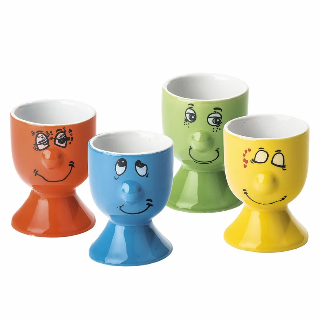 KI Zestaw 4 porcelanowych kubków do jajek z zabawną twarzą
