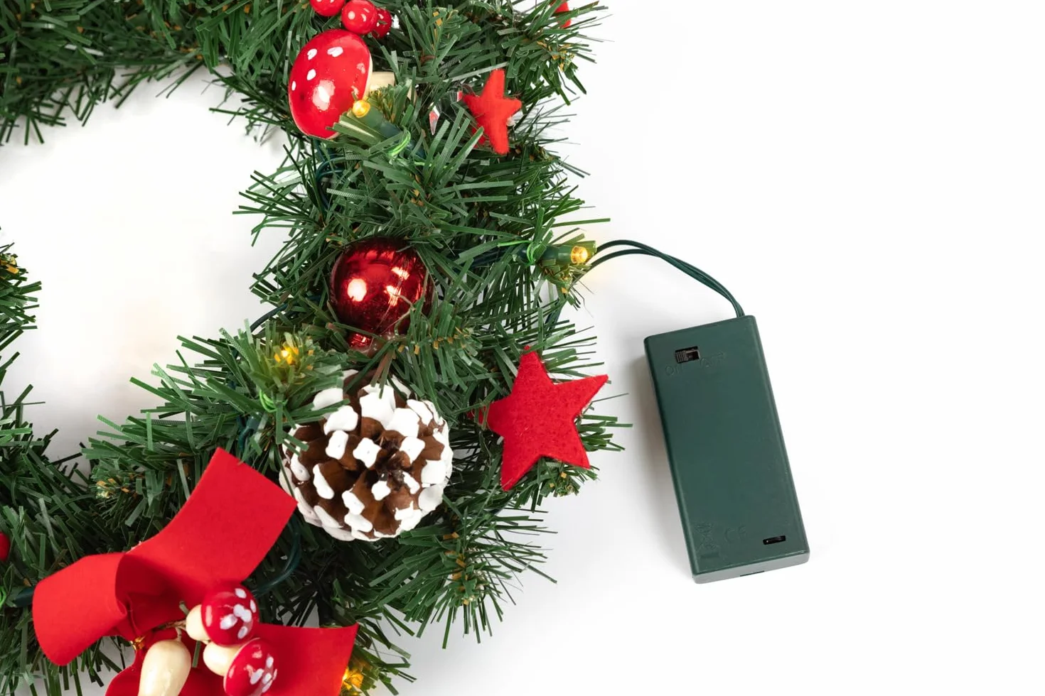 Idena 30546 - Wianek świąteczny LED z lampkami choinkowymi i 10 diodami LED w kolorze ciepłej bieli, ok. 30 cm wysokości, 6-godzinna funkcja timera, zasilany bateryjnie