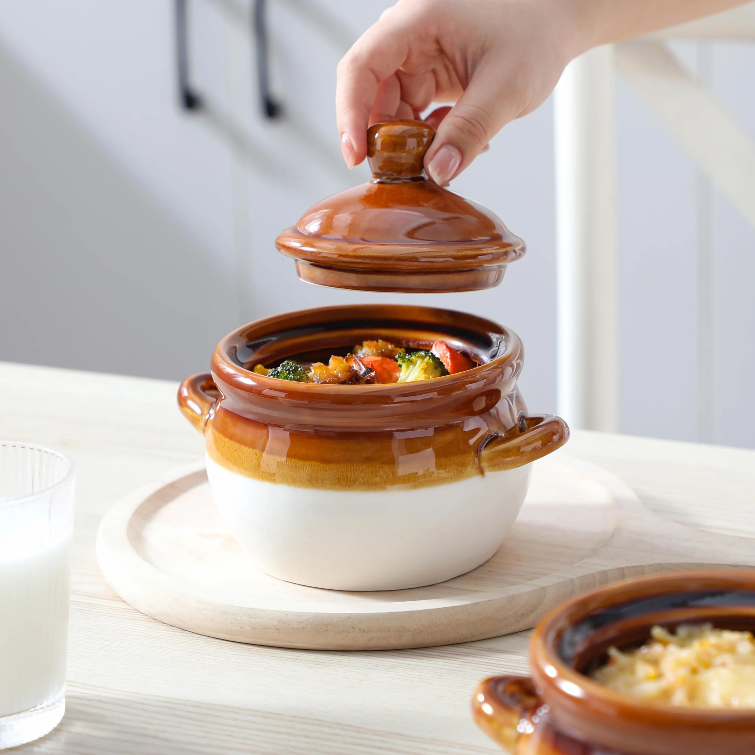 LOVECASA Francuskie miski do zupy cebulowej z uchwytami, pokrywkami i serwowania, ceramiczne, nadają się do piekarnika, chili, gulasza wołowego, płatków, lasagne, 4 szt.