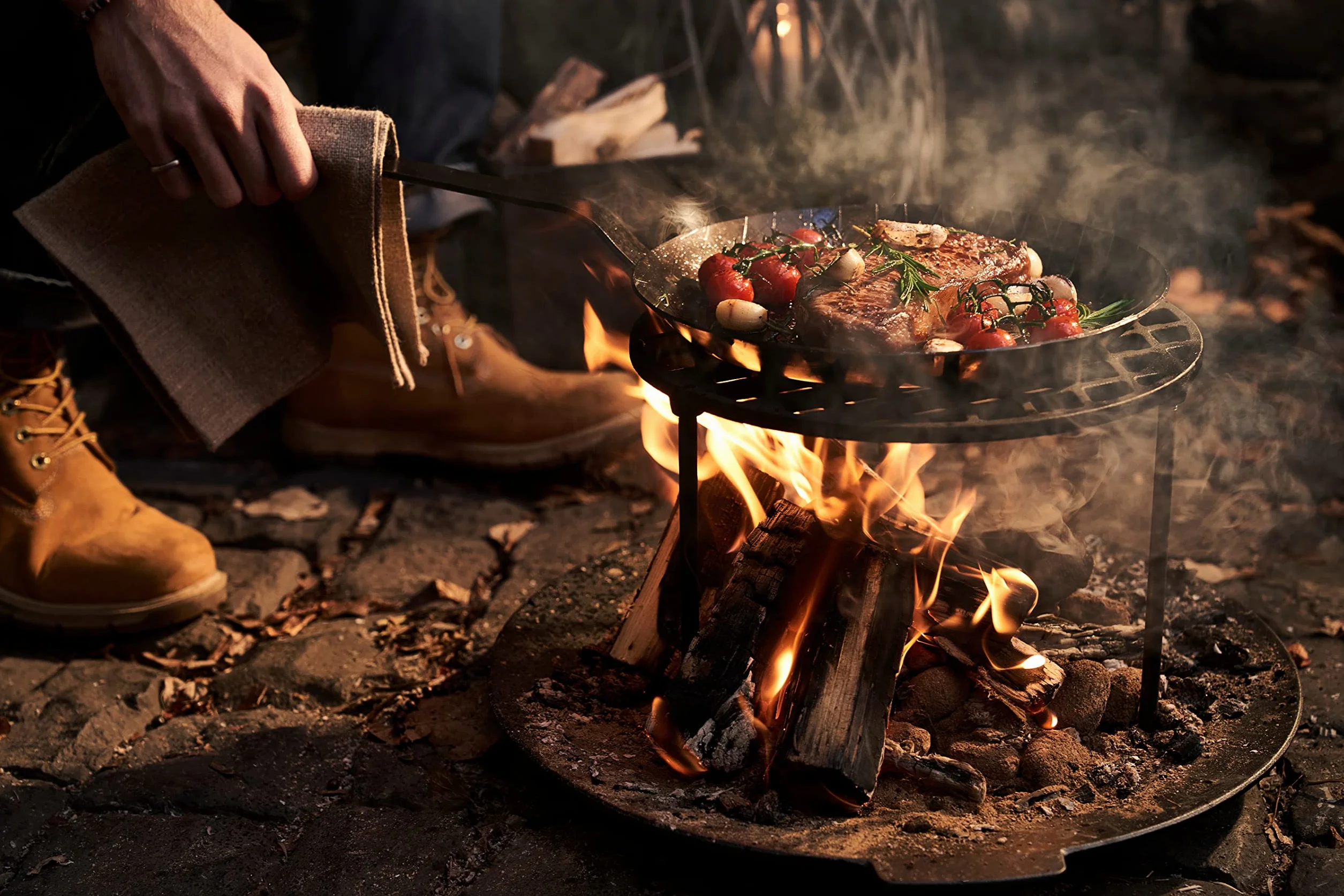 ZWILLING Forge Patelnia Żelazna - Wytrzymała do Specjalnych Smaków Pieczenia, ze Stabilną Podstawą i Wzorem Diamentowym, Ø 28 cm, Srebrna