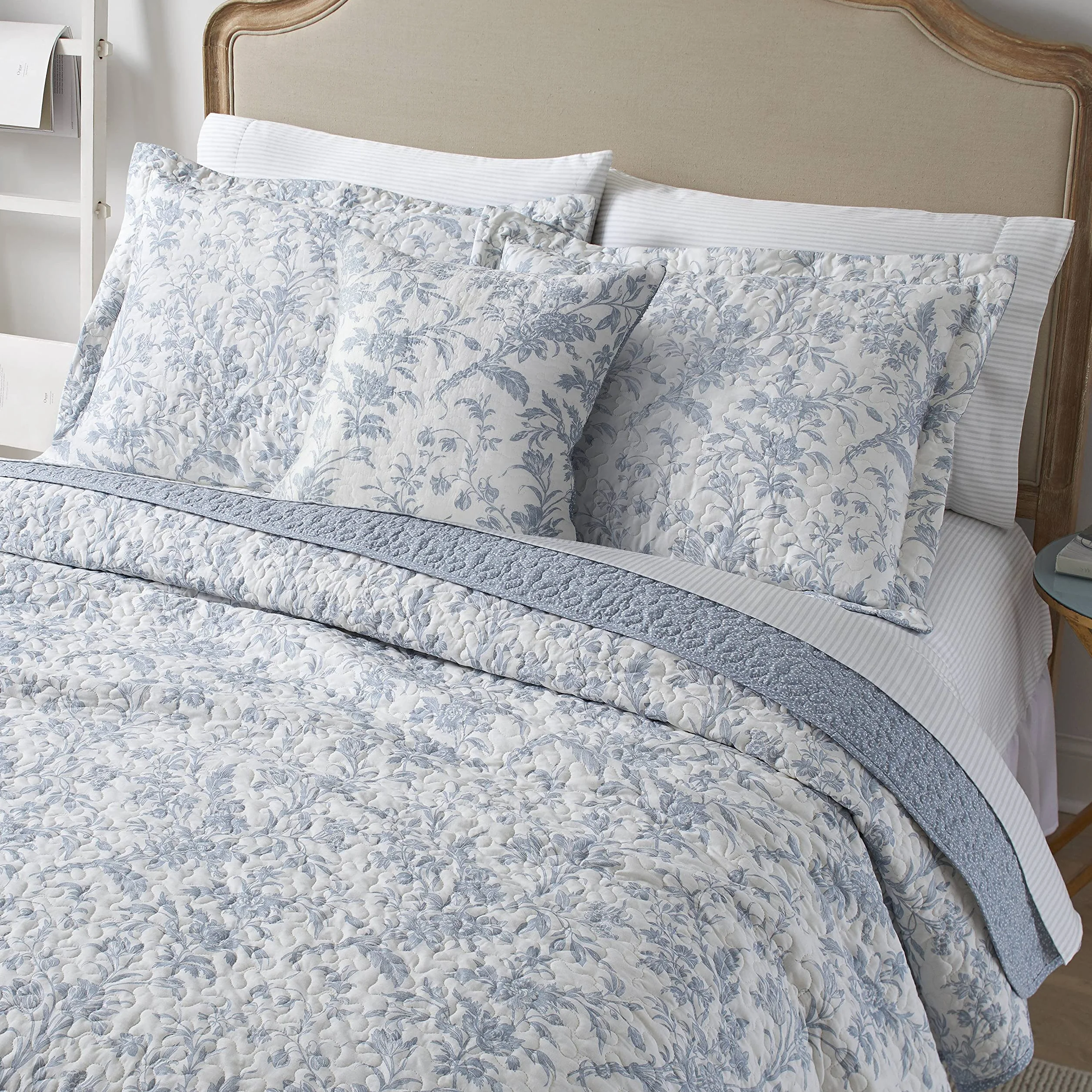Laura Ashley Komplet pościeli z narzutą rozmiar King, bawełniany dwustronny zestaw pościeli z dodatkową poszewką na poduszkę, całoroczny wystrój domu, niebieski Amberley