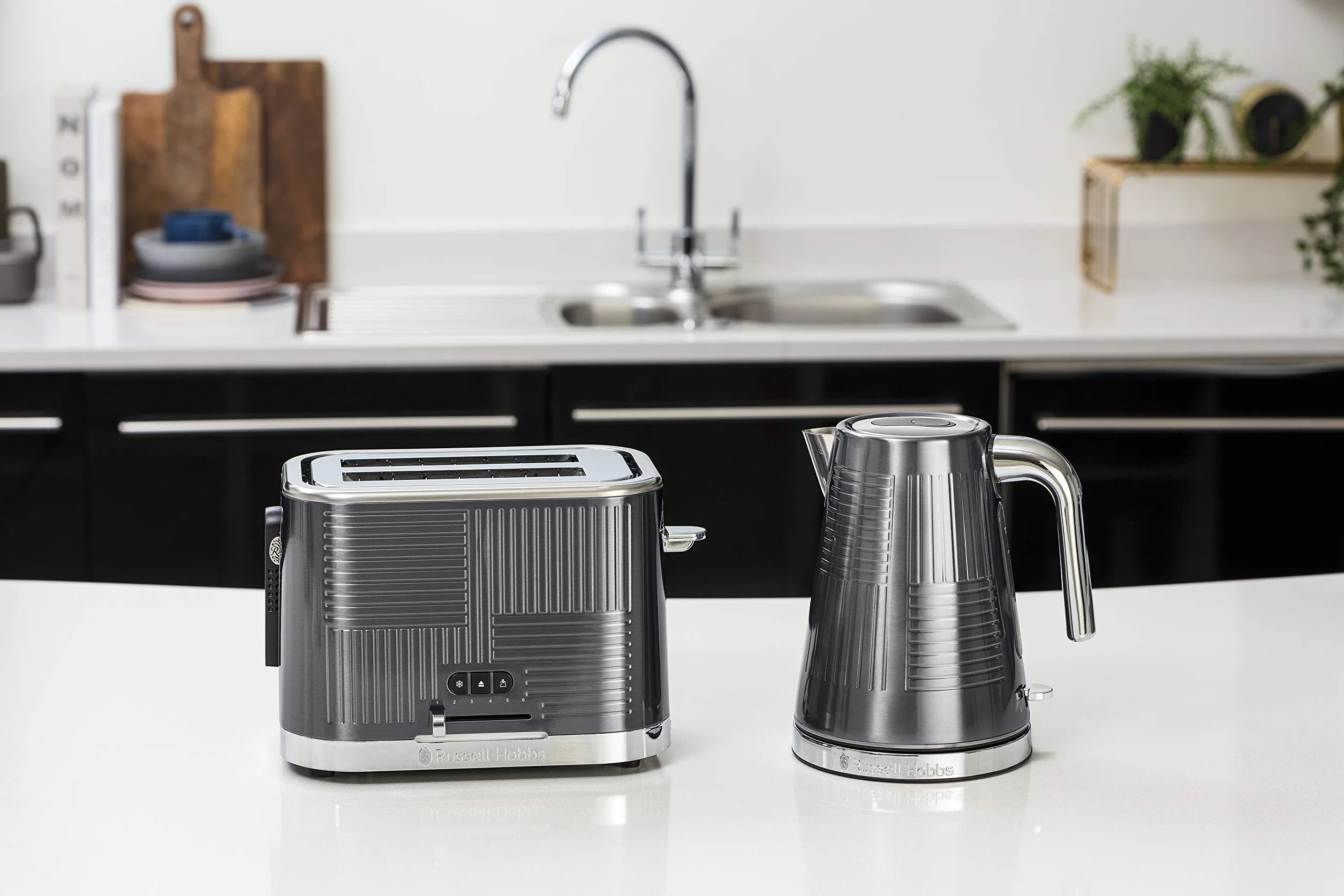 Russell Hobbs Chleb Grid [Dla 2 plasterków] Geo Steel (szerokie otwory, 4 funkcje, szybkie grillowanie/brązowanie, zintegrowany szczypce, podniesienie, podgrzewacz ciastek, podnosi okruchy, 1640W)