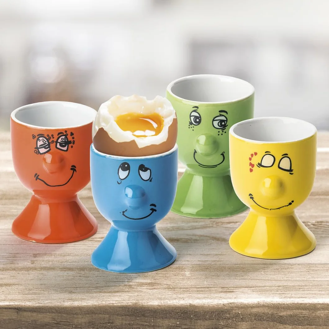 KI Zestaw 4 porcelanowych kubków do jajek z zabawną twarzą