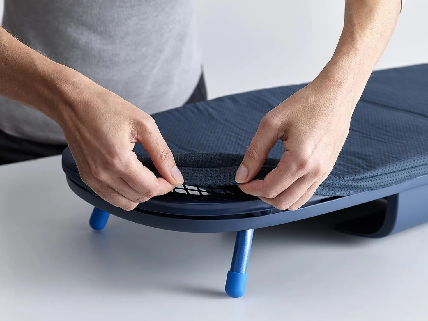 Joseph Joseph Pocket Plus - bawełniany pokrowiec na deskę do prasowania, czarno-niebieski