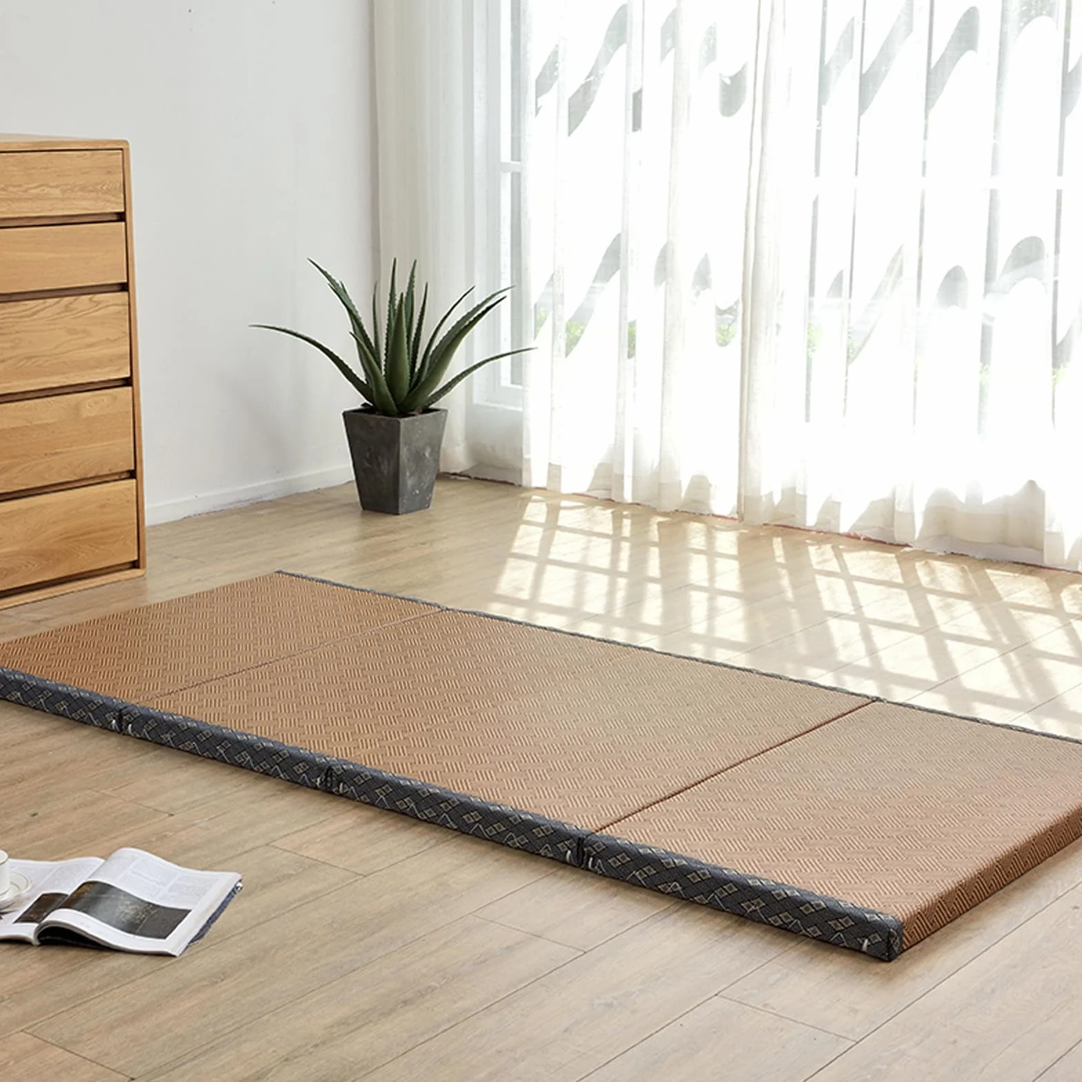 Japońska mata tatami składana 80 x 200 cm brązowa rush do jogi i medytacji