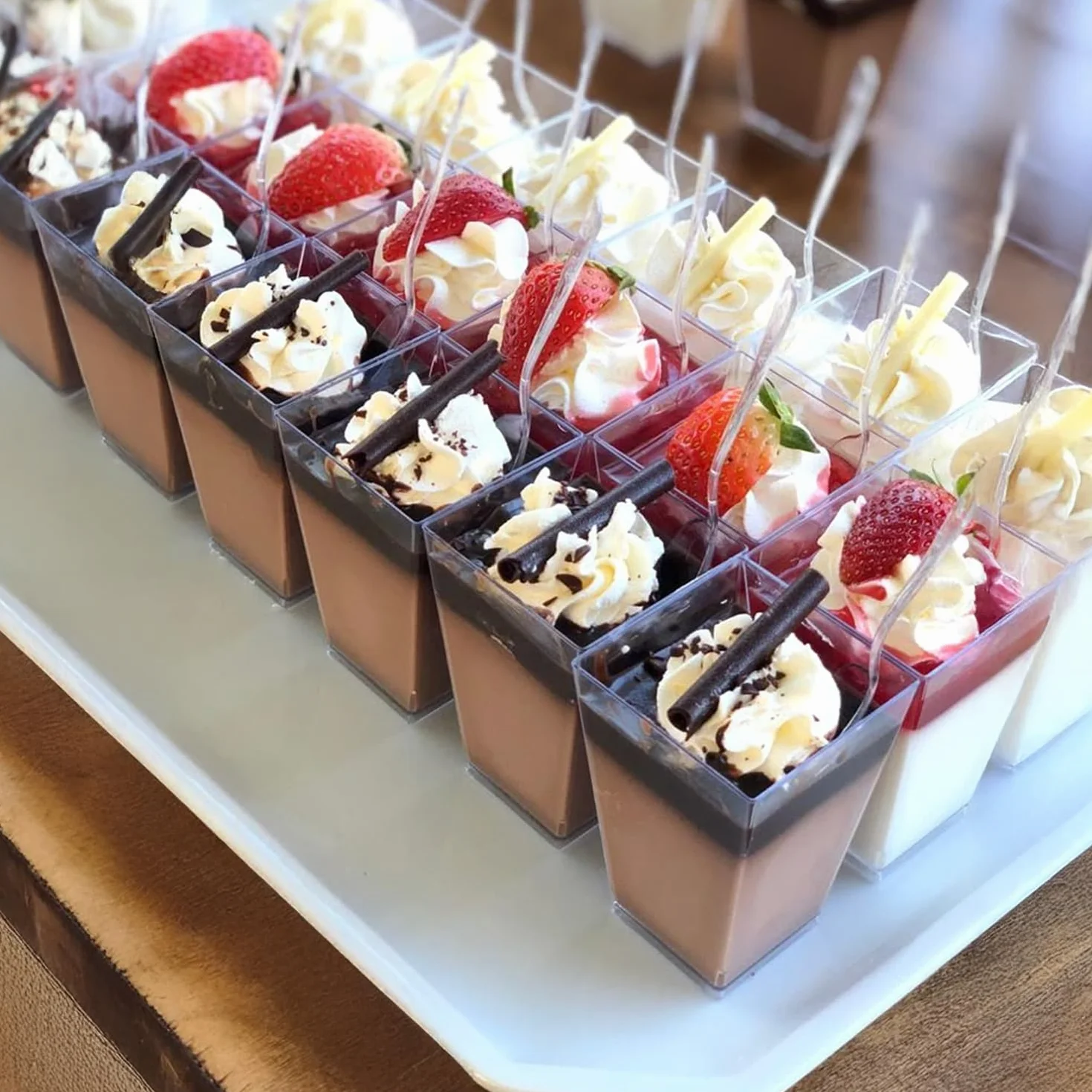 Filiżanki deserowe 200 ml, zestaw 50 szt. – przezroczyste kubki z tworzywa sztucznego wielokrotnego użytku na mus, budyń, tiramisu, sałatkę owocową – kwadratowe szklanki deserowe na