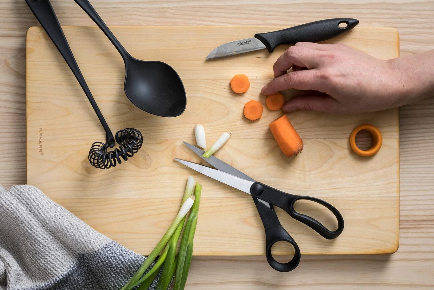 Fiskars Uniwersalne nożyczki, długość: 21 cm, stal/tworzywo sztuczne, Essential, czarny, 1023817