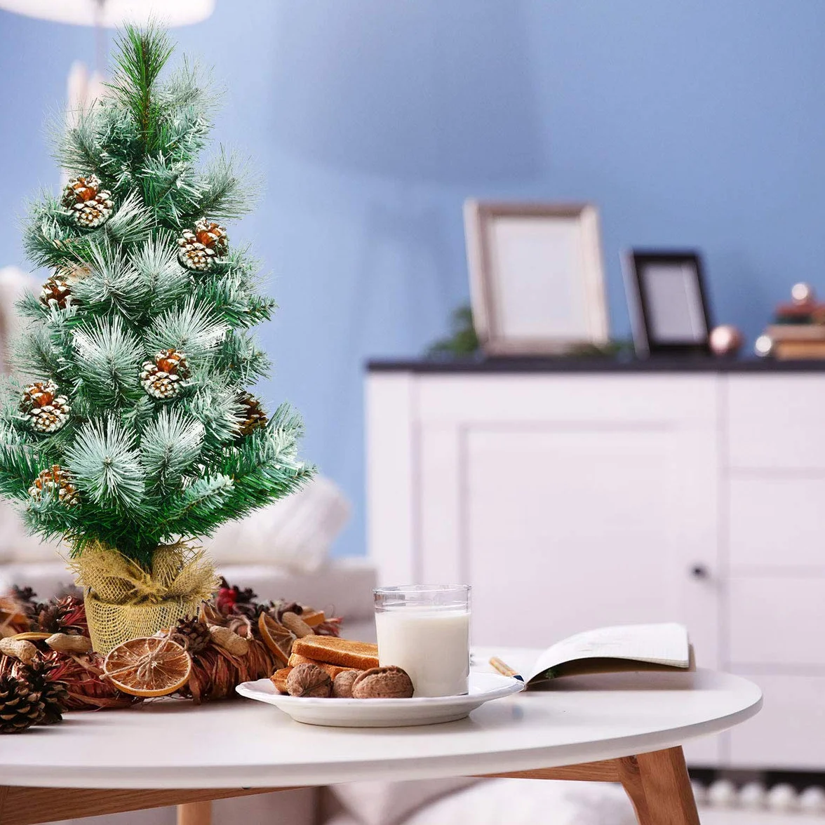 COSTWAY Sztuczna mini choinka 60 cm, stół z podstawą cementową, śnieżna choinka z szyszkami sosnowymi, sztuczne drzewko bożonarodzeniowe, 34 gałązki igieł PCW, zielona
