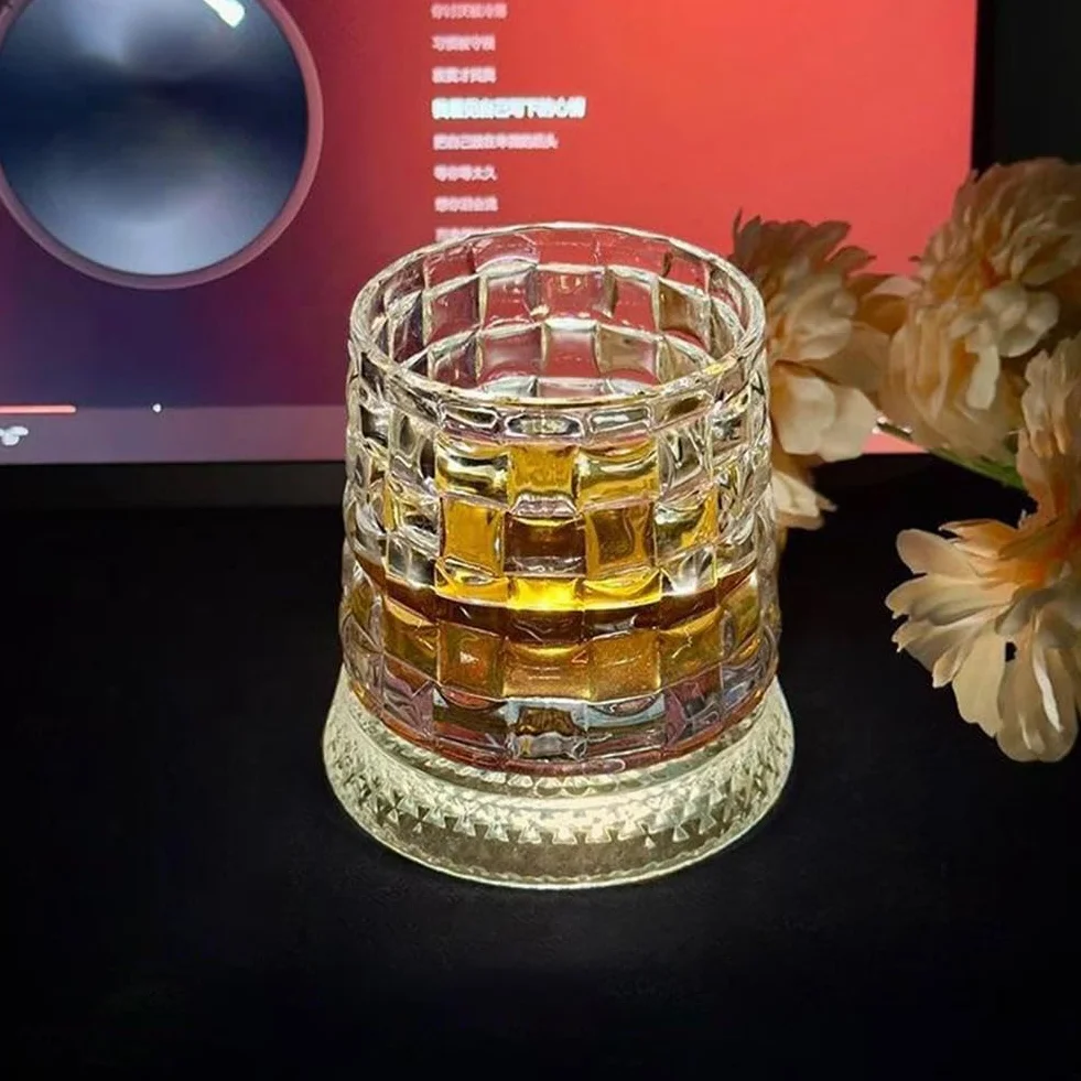 Obrotowa o 360° szklanka do whisky ze stabilną, odłączoną podstawką, wirujące kryształowe szklanki do whisky z podświetlaną podstawką, odprężający kubek do picia, prezent urodzinowy, walentynkowy dla