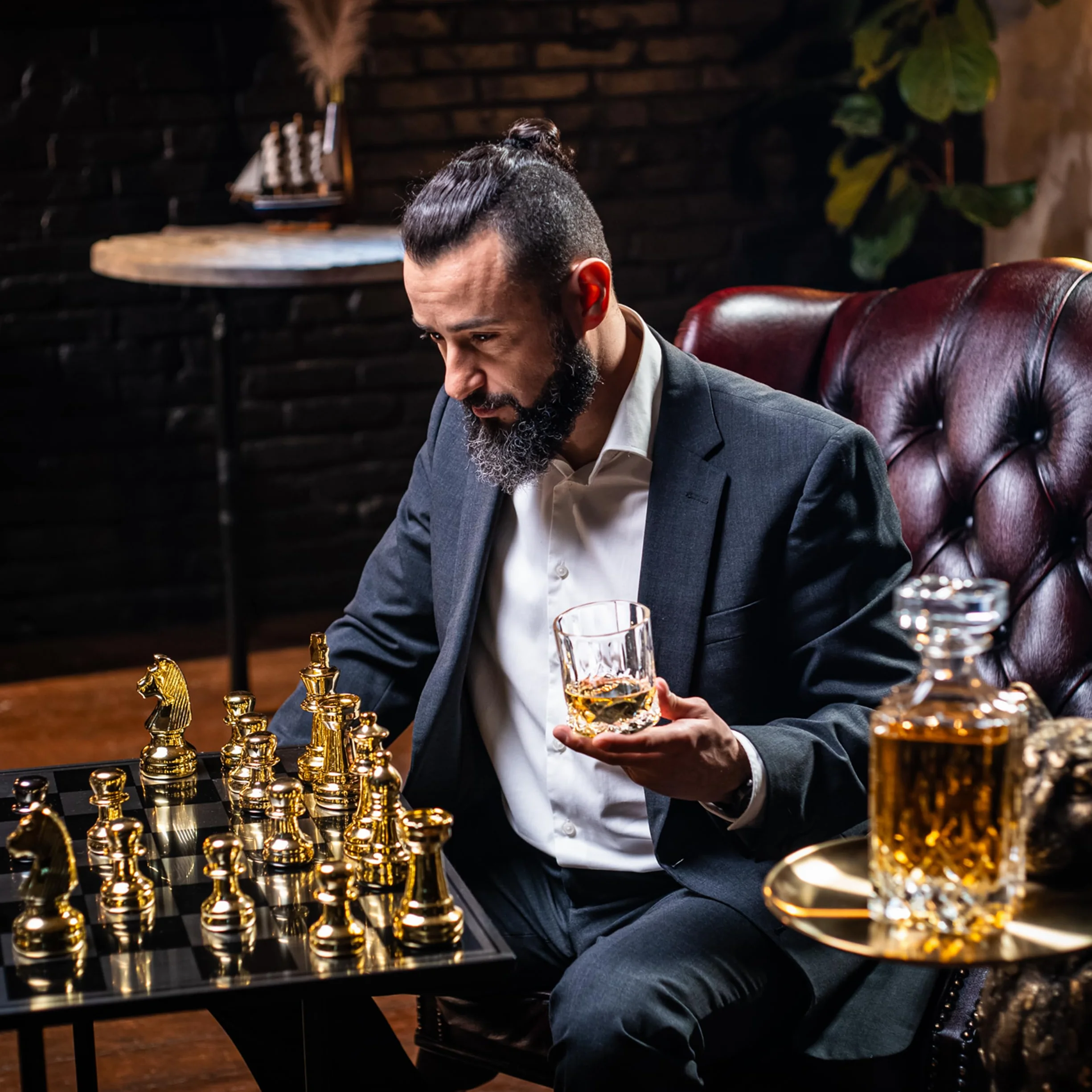 WHISISKEY Zestaw Szklanki do Whisky - Zestaw Prezentowy Whisky - Szklanek do Whiskey - Prezenty dla Mężczyzn - Pudełko Prezentowe, 4 Szklanki na Whisky 310ML, Akcesoria