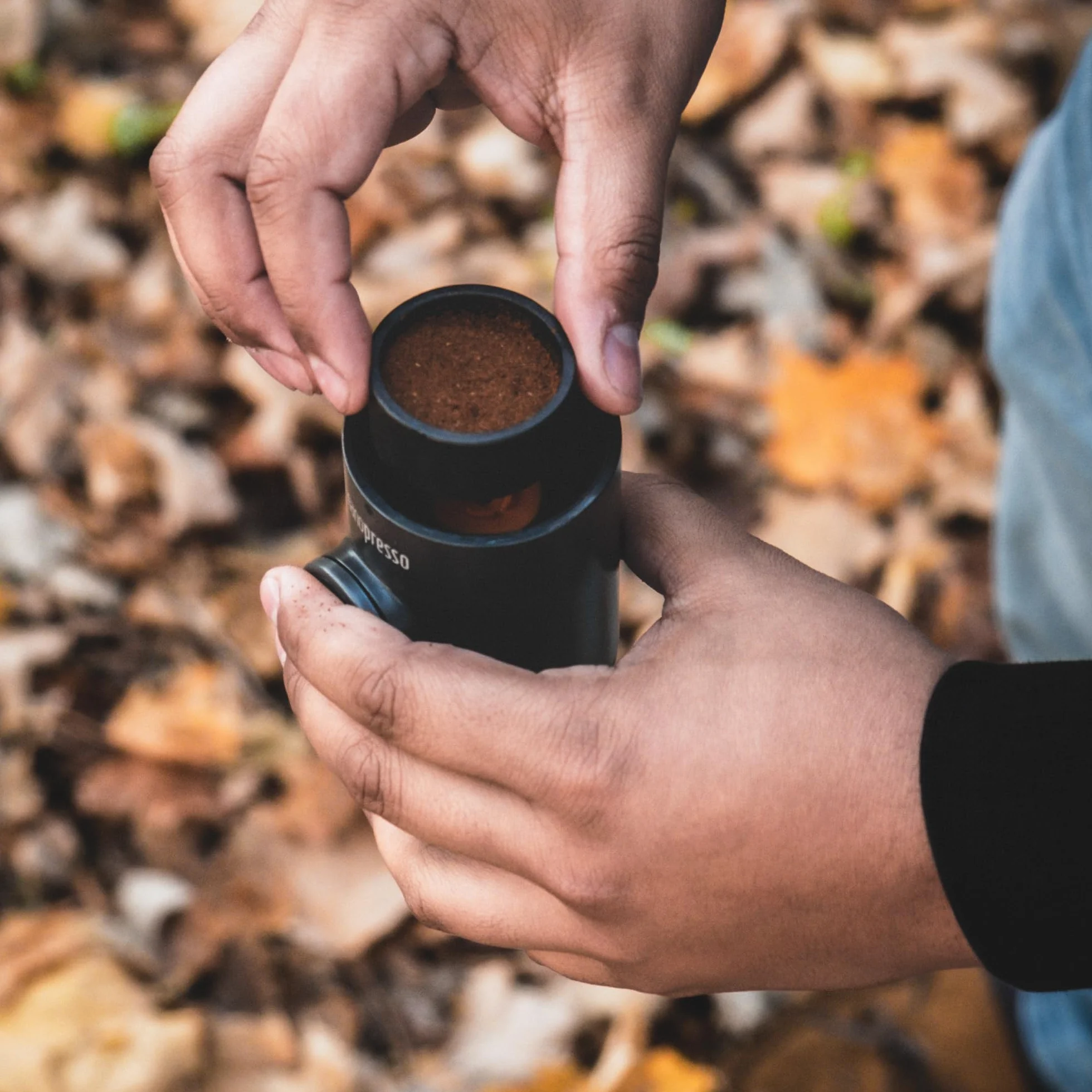 WACACO Nanopresso przenośny ekspres do espresso, ulepszona wersja minipresso, ciśnienie 18 barów, mały podróżny ekspres do kawy, obsługiwany ręcznie, kompatybilny z mieloną kawą, Szary