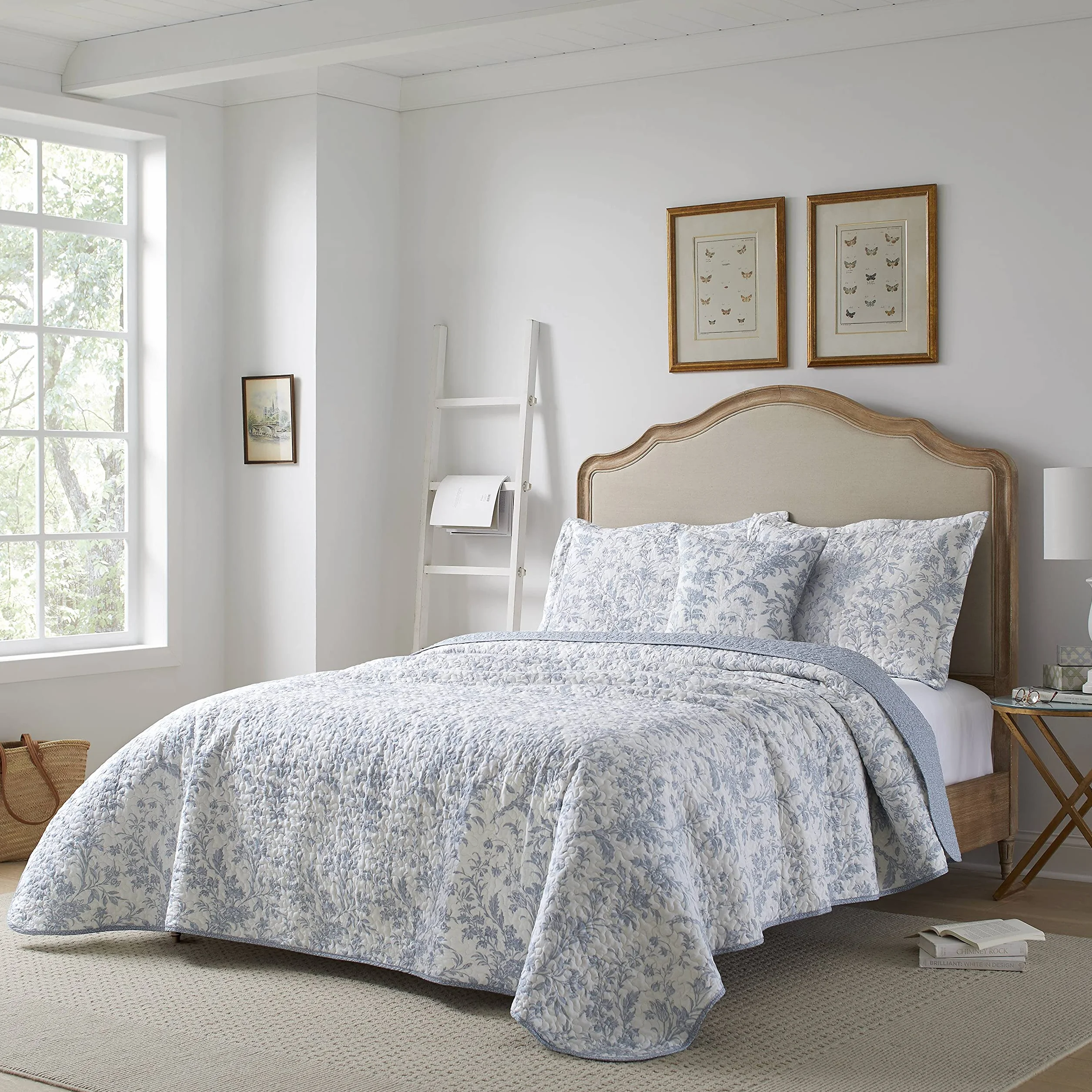 Laura Ashley Komplet pościeli z narzutą rozmiar King, bawełniany dwustronny zestaw pościeli z dodatkową poszewką na poduszkę, całoroczny wystrój domu, niebieski Amberley