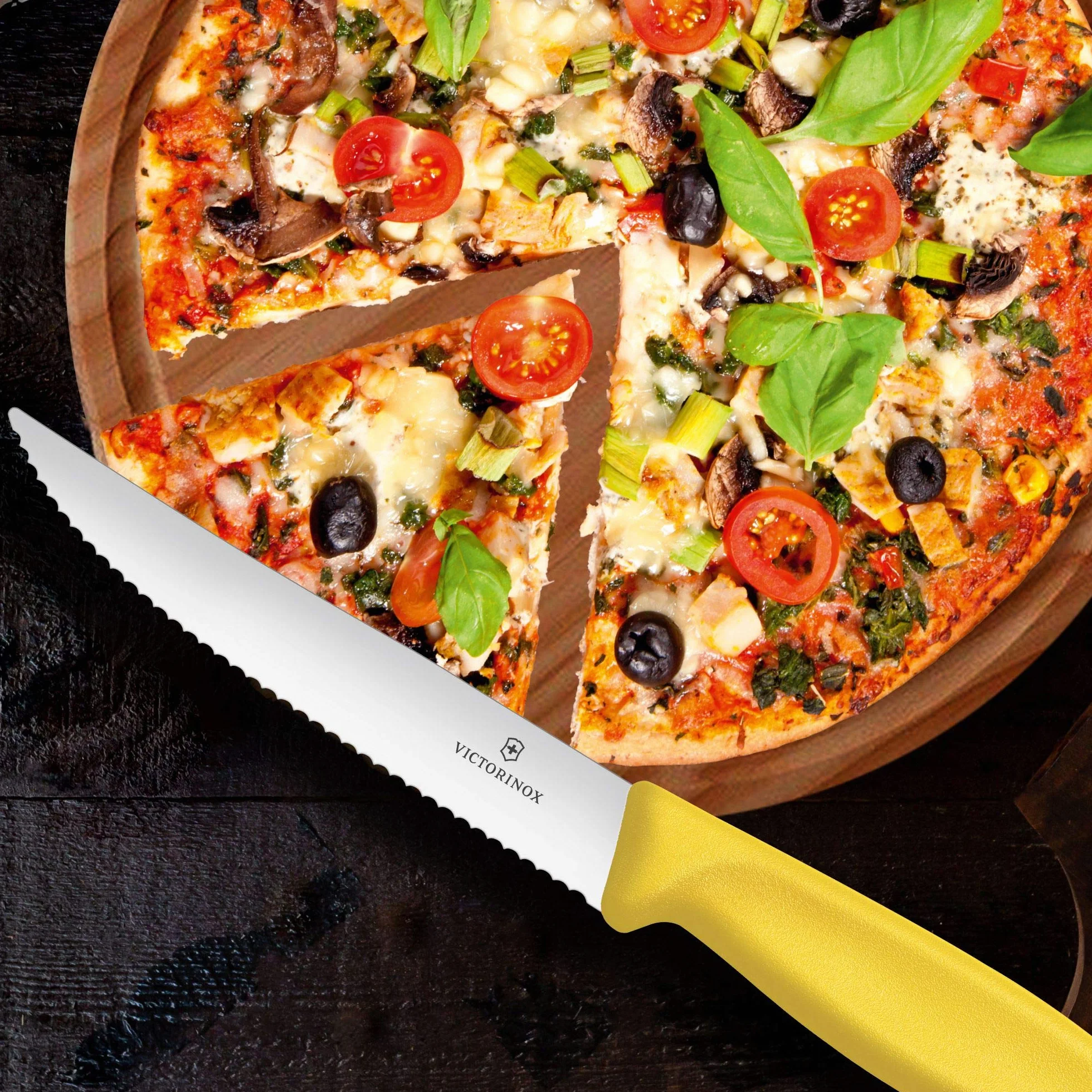 Victorinox, 6.7936.12L8B, Swiss Classic, Steak- und Pizzamesser, Extra scharfe Klinge, mit Wellenschliff, robuster Kunststoff-Griff, Gelb, Made in Switzerland, Spülmaschinengeeignet