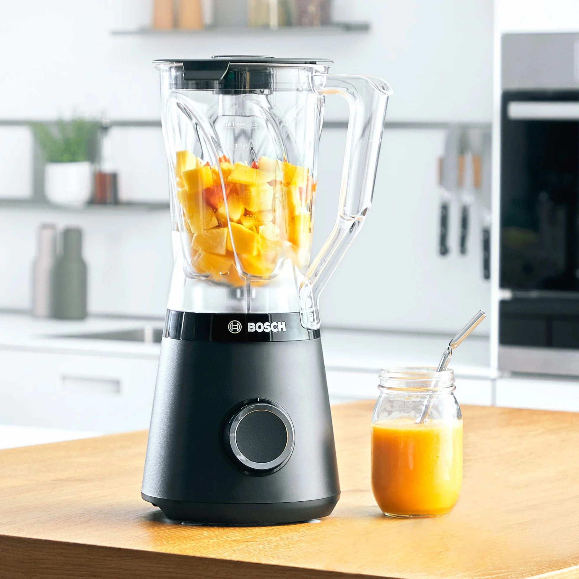 Bosch VitaPower Serie 4 Blender Kielichowy, długa żywotność, wytrzymała konstrukcja, łatwy w czyszczeniu, moc silnika 1200 W, kolor czarny MMB6141B