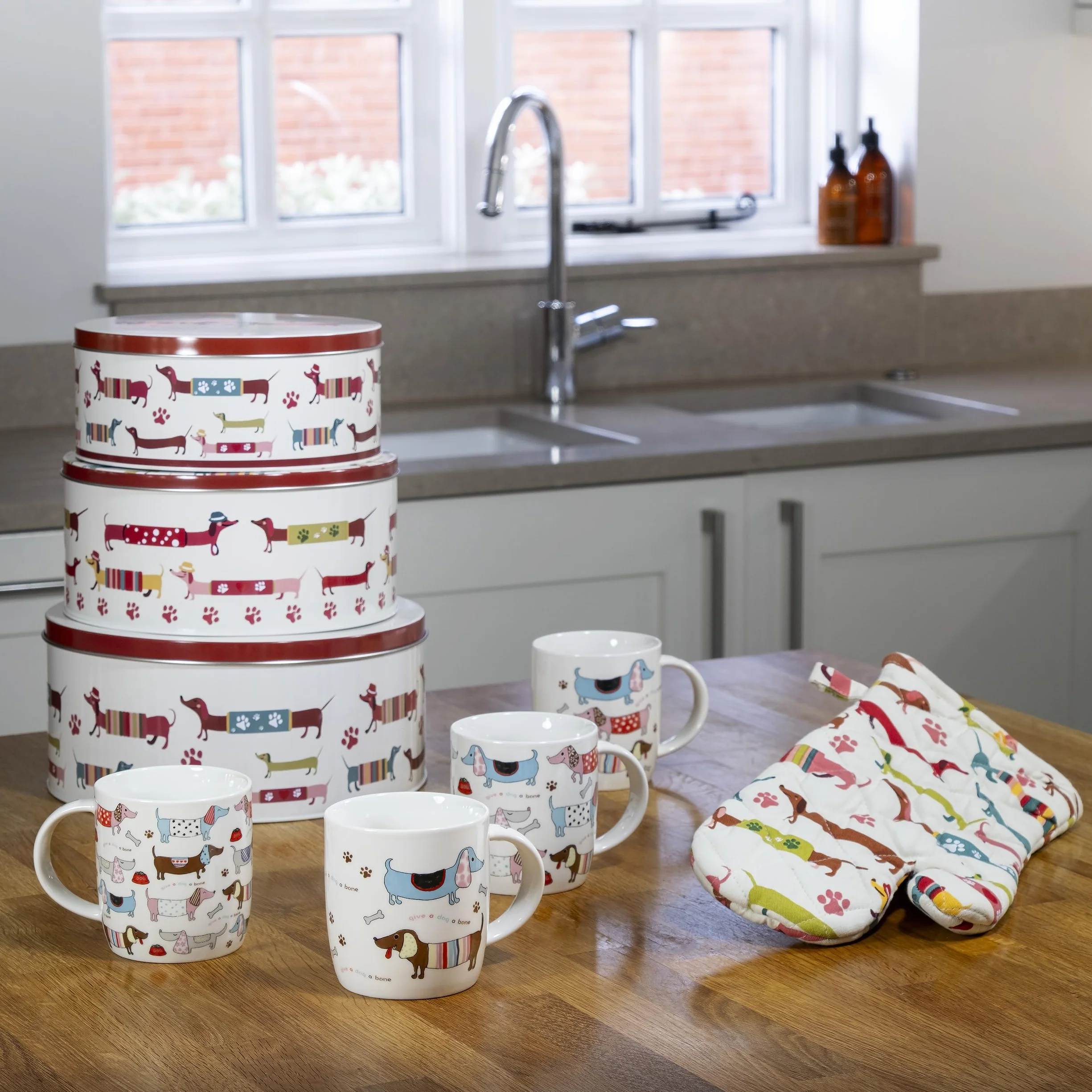 SPOTTED DOG GIFT COMPANY Zestaw 3 puszek do przechowywania ciast, okrągłe zagnieżdżające się puszki na ciasta do przechowywania ciast i ciasteczek, sztaplowalne hermetyczne pojemniki na ciastka