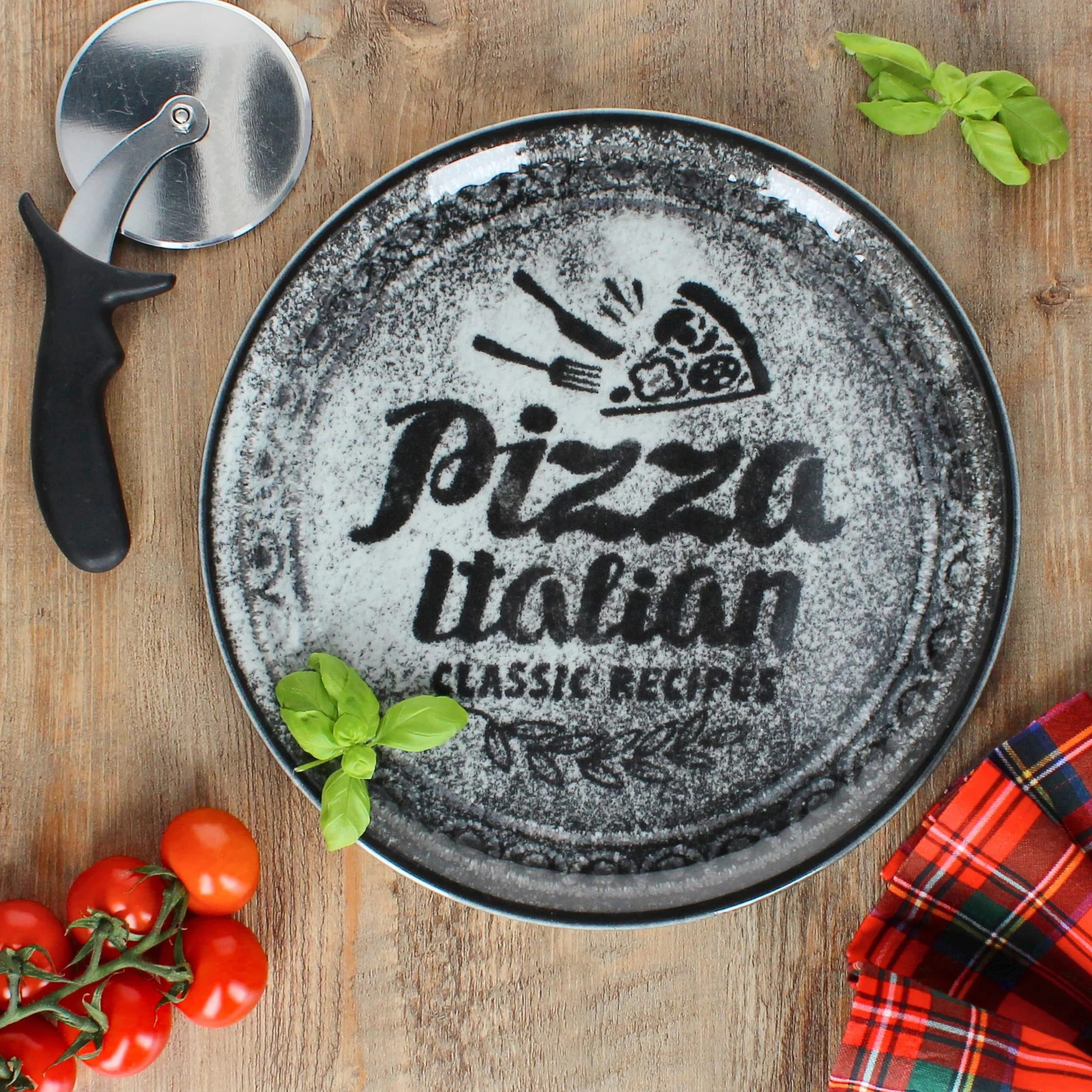 MamboCat Zestaw 2 Talerzy do Pizzy w Kolorze Czerwonym i Czarnym, Ø 31 cm, dla 2 Osób, Duże Talerze z Porcelany z Dekoracją i Napisem, Przyrządzania I Talerz Obiadowy XL