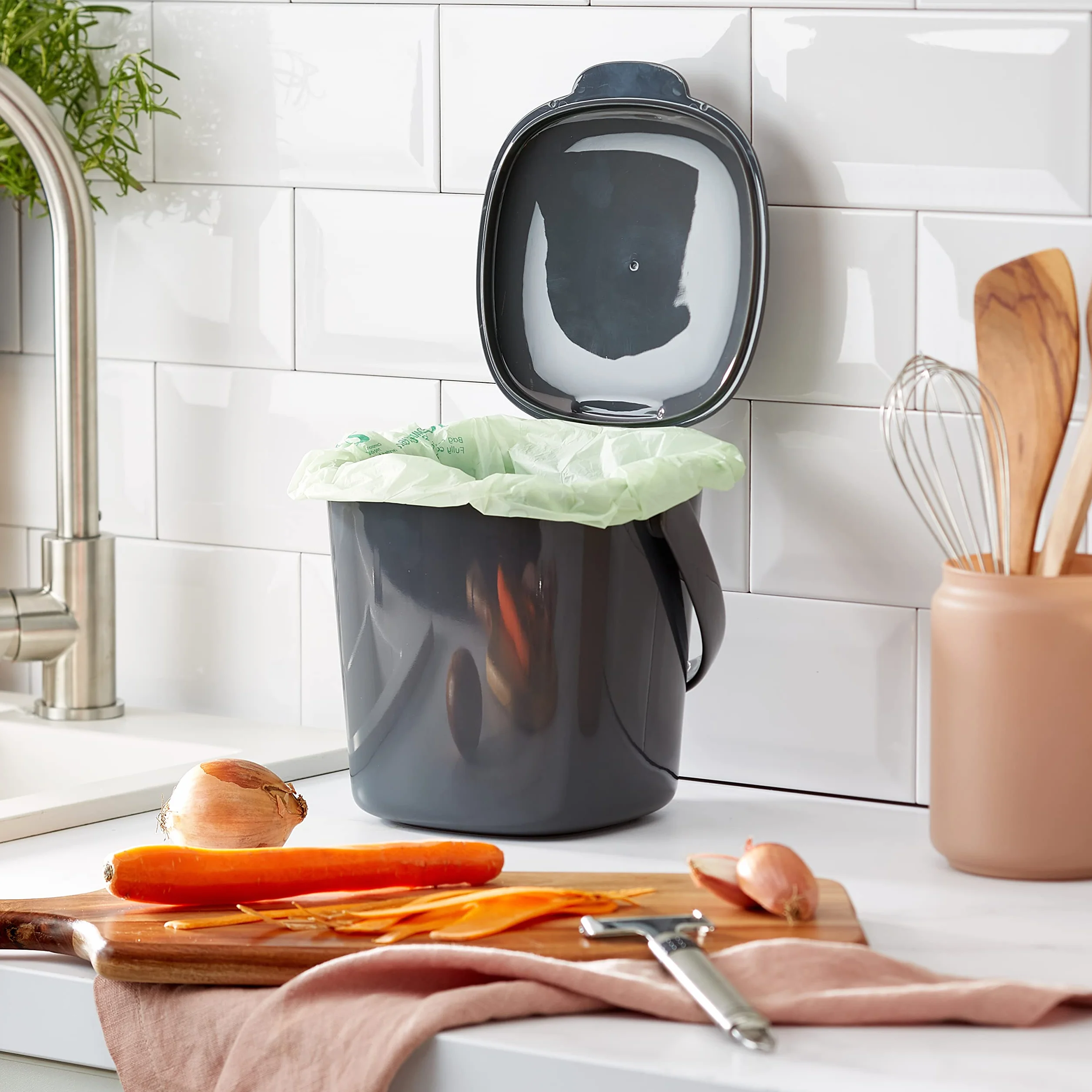 OXO Good Grips łatwy do czyszczenia kosz na kompost - węgiel drzewny - 2,83 l