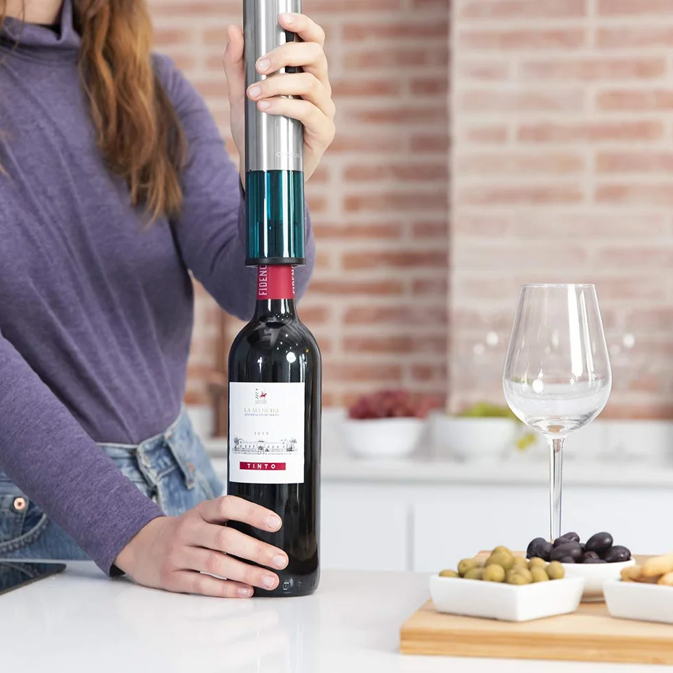Cecotec Elektryczny korkociąg InstantCork 1000 Gourmet. Otwiera butelki w zaledwie 8 sekund, zasilany 4 bateriami, światło LED, stalowa igła śrubowa, korpus ze stali nierdzewnej