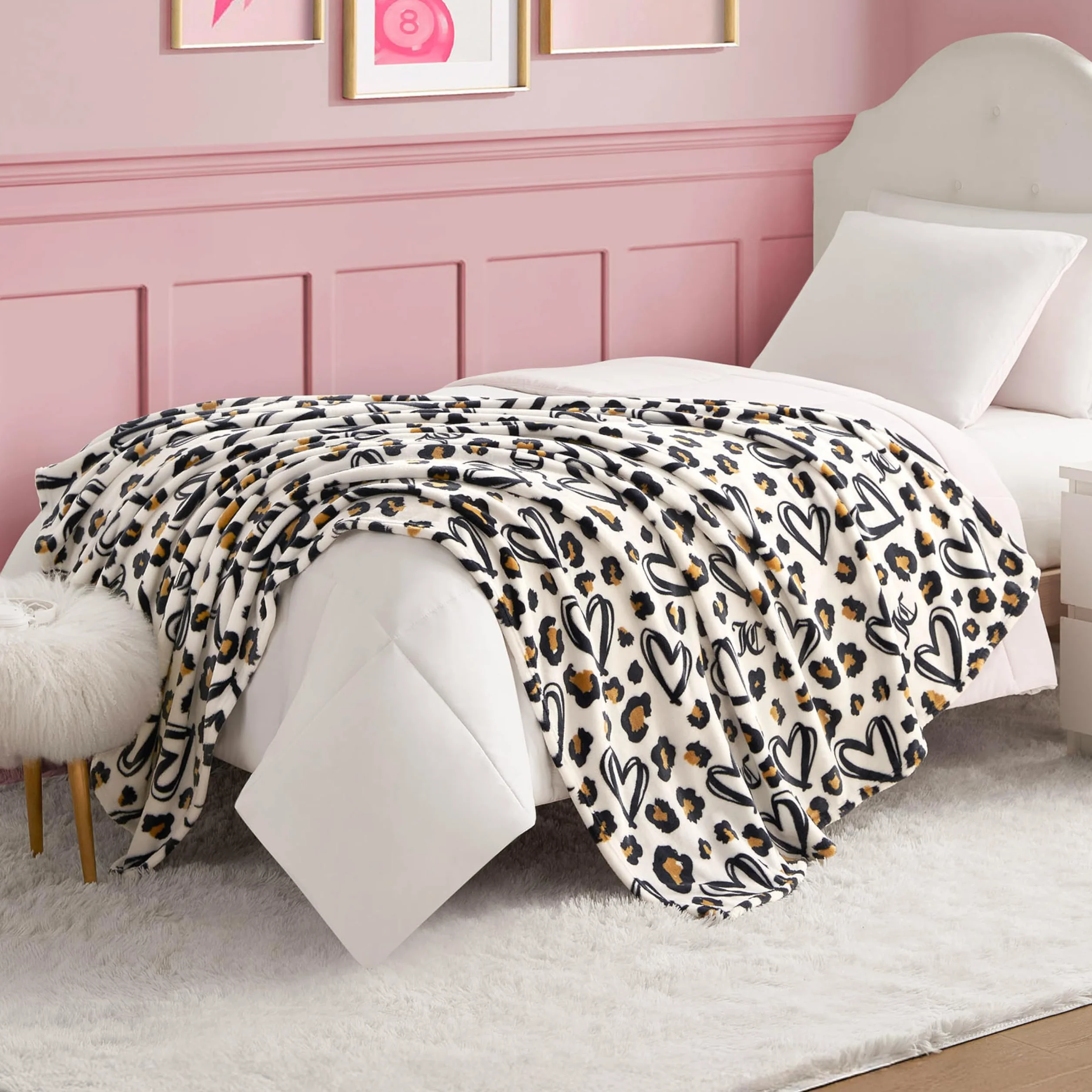 Juicy Couture Doodle Cheetah Heart 127 cm x 178 cm pluszowy koc, biały – dekoracyjne koce na sofy, narzuty na krzesła i łóżka