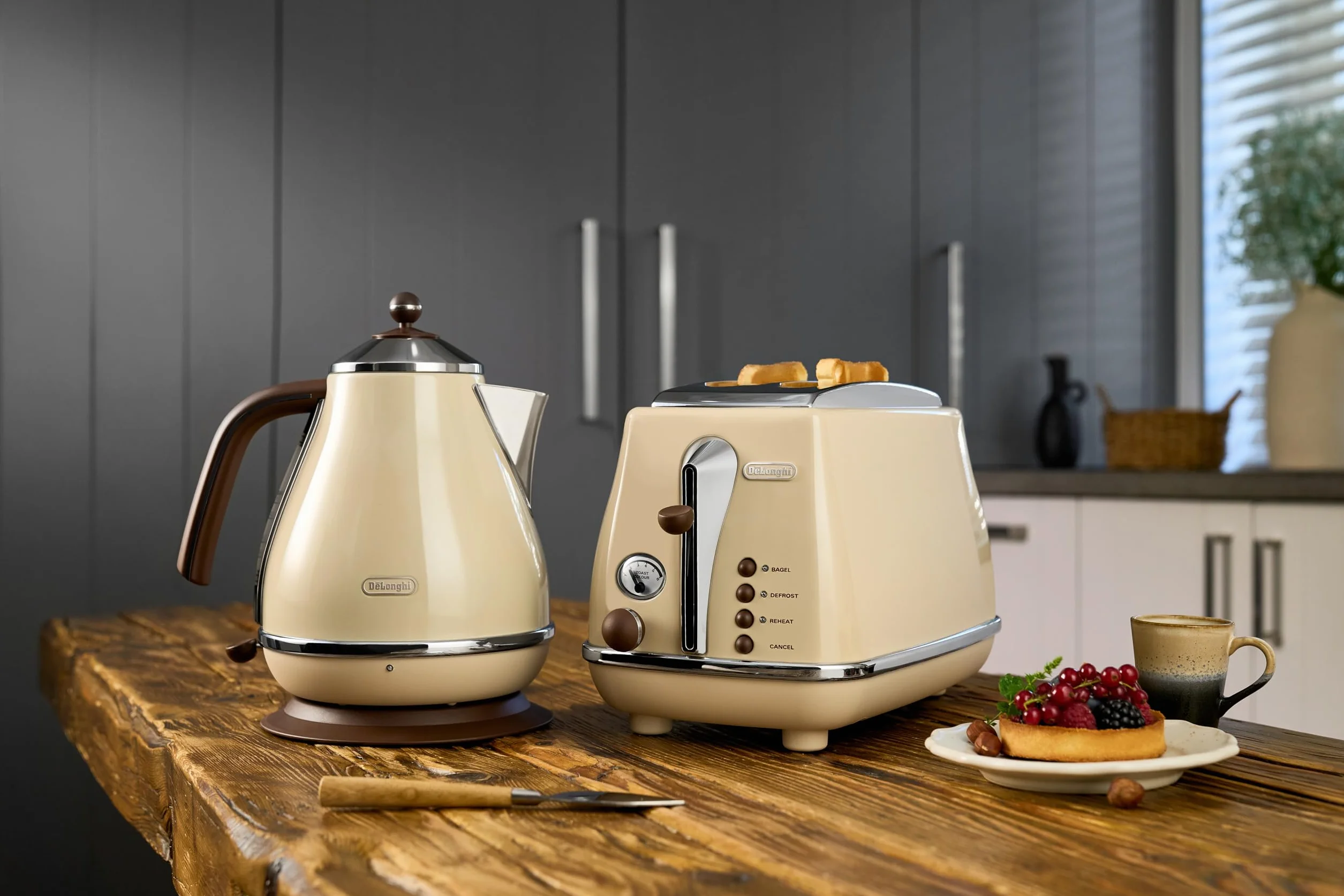 De'Longhi Czajnik elektryczny Icona Vintage KBOV2001.BG - 1,7 l ze wskaźnikiem poziomu wody i podstawą 360°, stal szlachetna w eleganckim stylu retro z chromowanymi detalami, beżowy